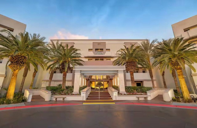 Cancun Resort Las Vegas 2br suite Friday check-in