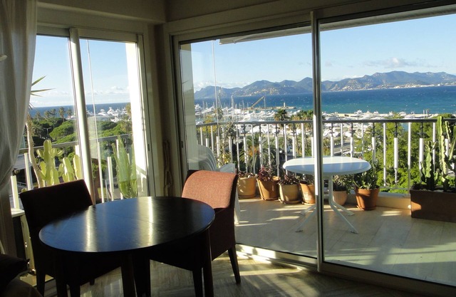 Cannes on the Croisette - facing the sea - 3 rooms - wonderful view