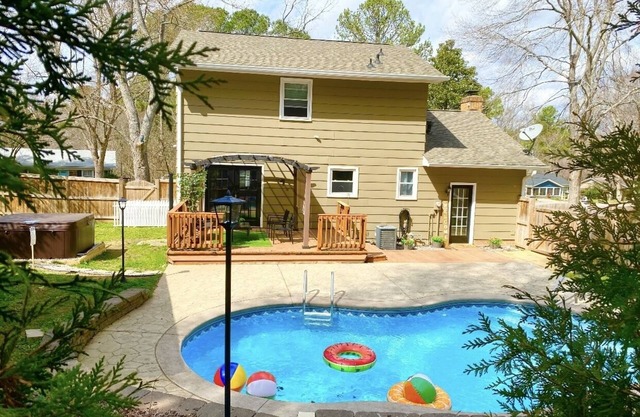 Cant Miss! Stunning Home w/private Pool, Hot Tub and Firepit! (Pet Friendly)
