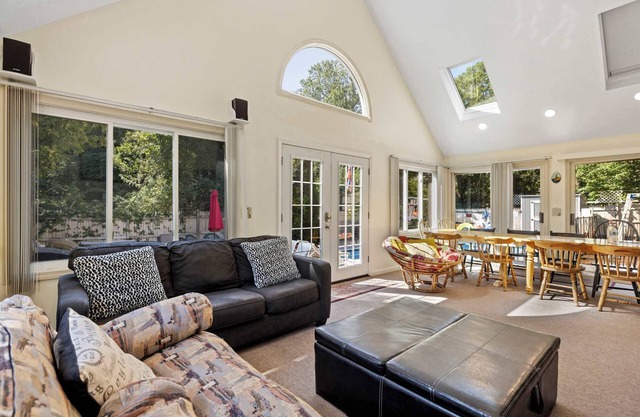 Cape Cod Escape w/Heated Pool & Firepit