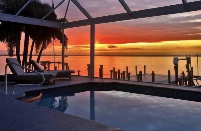 Cape Coral Luxurious Waterfront 4 Bedroom 3 Bath House- on Caloosahatchee River