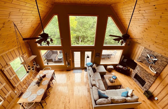 Captain's Cove+ Nolin Lake + Mammoth Cave + Arcade + Hot Tub, Expansive Lakefront Home on Nolin Lake