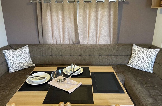 Caravan - Sleeps 10 - Pet friendly - Parking