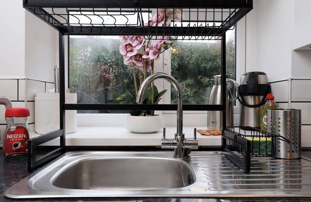 Cardiff Guesthouse & On-Street Parking