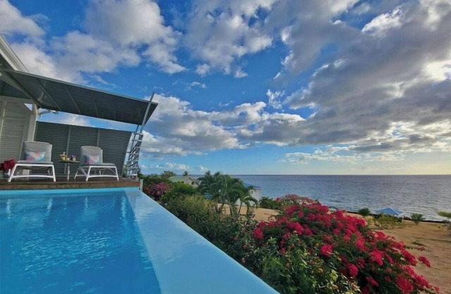 Caribbean seafront, sea view and access, private swimming pool 'Villa Blue Haven 1' - France