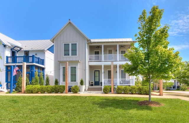 Carlton Landing- Beautiful home overlooking Redbud Park