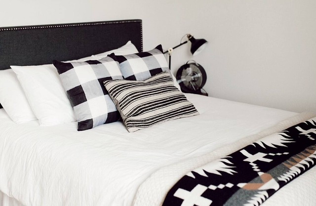 Carlton Landing! Meeting House- Cozy room with queen bed and walk in shower!