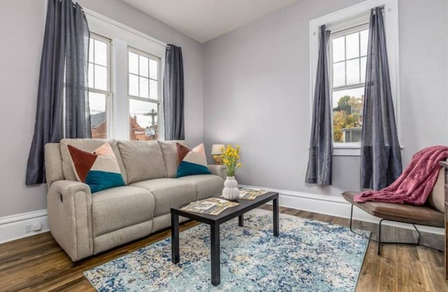 Carnegie Corner-1 BR/1BA apt on Main St