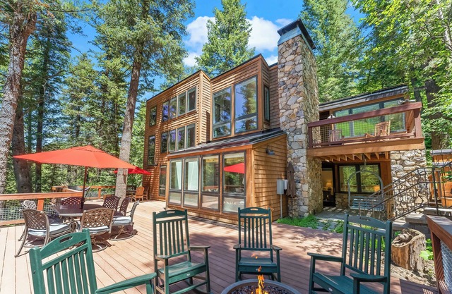 Carpe Montem - Modern, Views, Large Deck, Hot Tub, Private