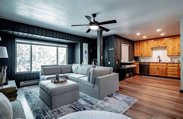 Carpenter Cottage - Renovated condo across from pond