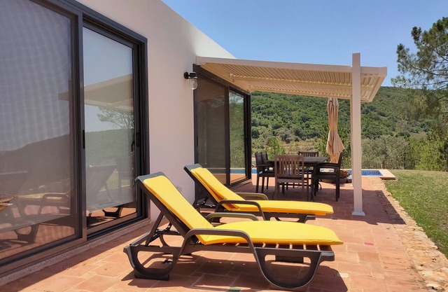 Casa Alfarobeira, vila for 4P+baby with private pool in natural protect erea