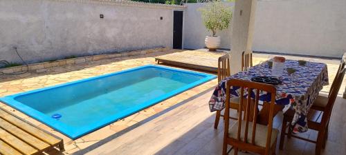 Casa 3 quartos climatizados, wi-fi, garagem e área de lazer com piscina