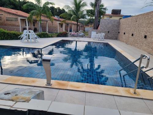 Casa 85 m2 no FORTE 2 quartos campinho piscinas 2 vagas no estacionamento portaria ar condicionado para 8 pessoas