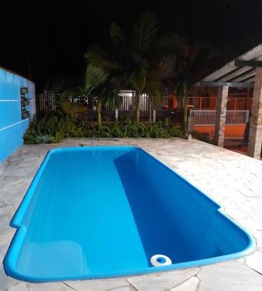 casa aconchegante com piscina e jardim