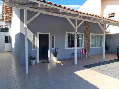 Casa ampla com 3 quartos com ar condicionado a 50mts da praia