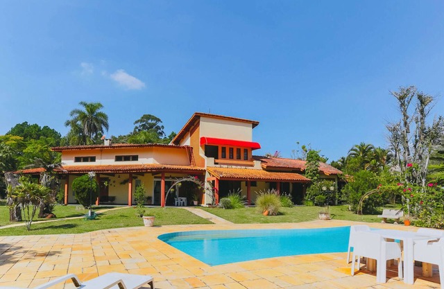 Casa ampla com piscina e área externa em Ibiúna