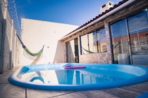 Casa Areal,1 Suíte, 2 Quartos Climatizados, piscina e Estacionamento 2 carros