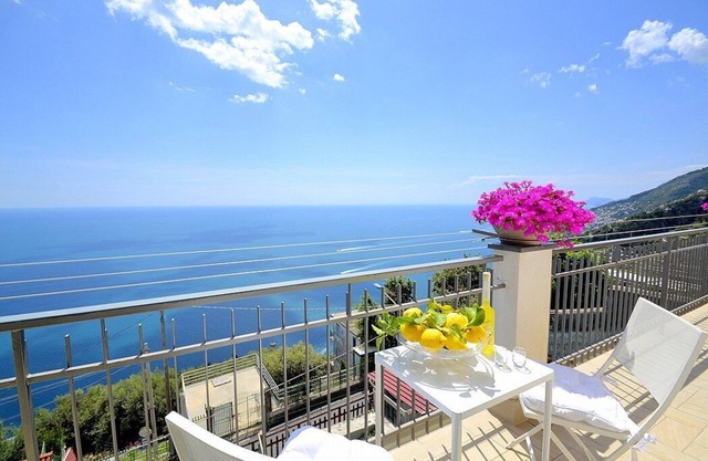 Casa Augia: A bright independent house which faces the sun and the sea, with Free WI-FI.