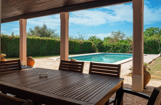 Casa Avó Genoveva, 10km from Tomar. 2 bedroom apartment on a farm. 4-8 people, pets welcome