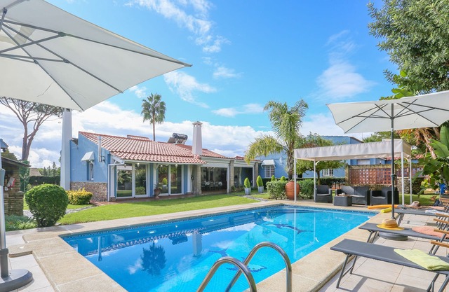 CASA AZUL - SUITE VERDE - Fantastic room with private bathroom, shared pool and free WiFi.