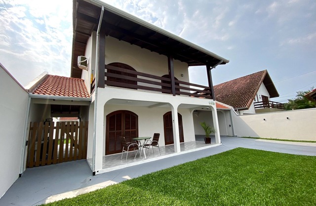 Casa Caiobá! 4 Quartos com Ar-cond., 4 Vagas de Estacionamento, Amplo Quintal!