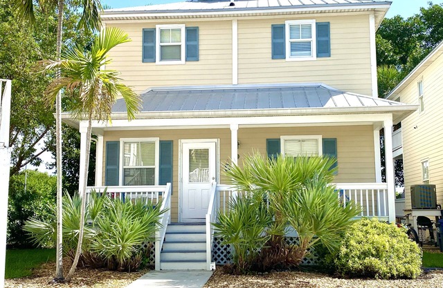 Casa Calypso- Beautiful Tropical 3 KING Beds, 3 baths - 2 miles to beach