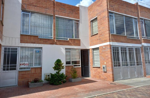 CASA cerca a la ESTACIÓN del tren en PAIPA