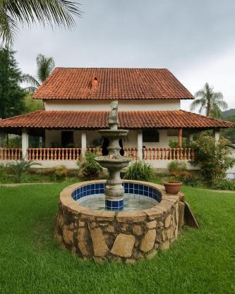 Casa Cinematográfica com Piscina Area Gourmet Sauna Lago Espaço de Festa