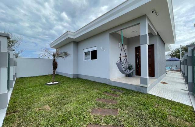 Casa com piscina a uma quadra do mar, wi-fi