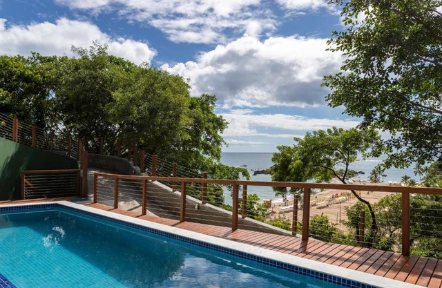 Casa com piscina, deck e vista para o mar