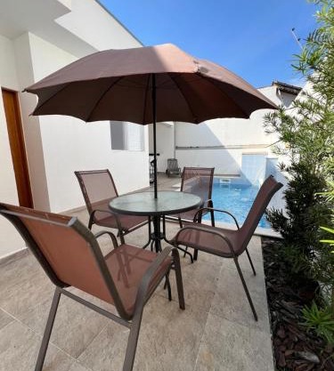 Casa com piscina, 700M da praia