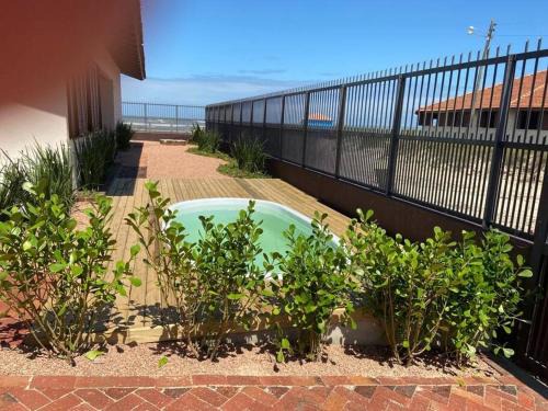 Casa com piscina a beira mar