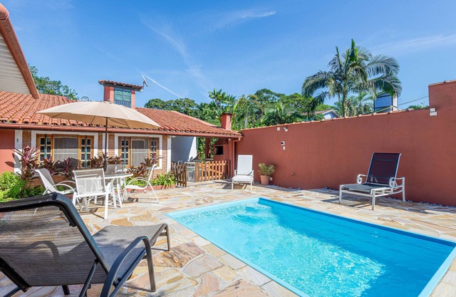 Casa com piscina a 100 m de Camburizinho