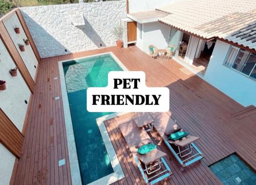 Casa com piscina em frente à Praia do Santinho