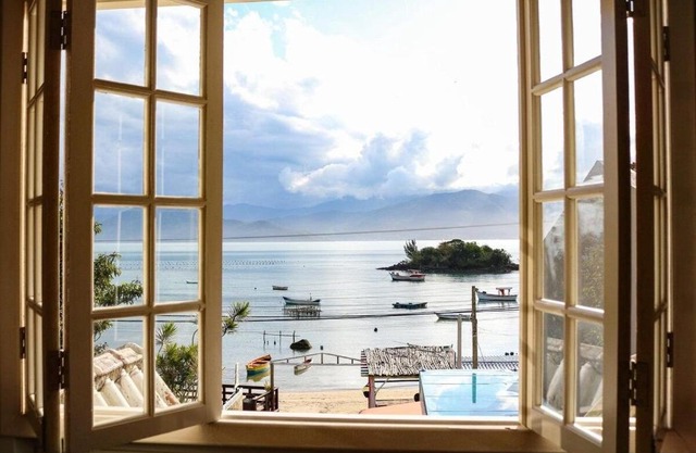 Casa com piscina vista mar por do sol