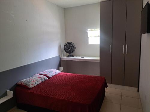 Casa de hospedagem com um de casal com smart tv e ventilador