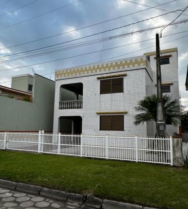 Casa de praia com boa ventilação garagem coberta para 3 carros 50m da praia