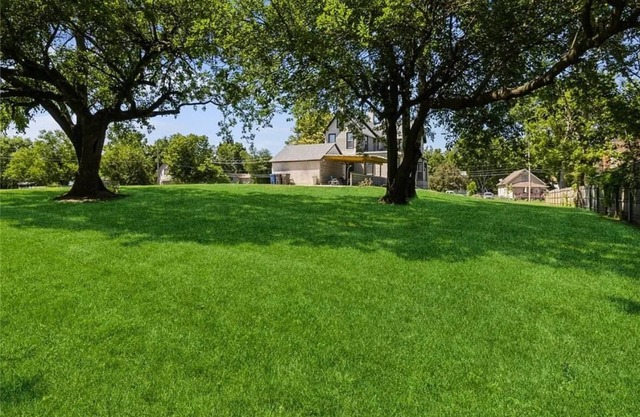 Casa Dean sleeps 20 close to Fairgrounds and Downtown Des Moines