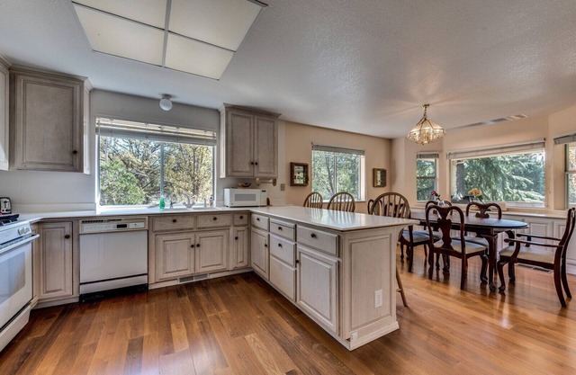 Casa Del Lago - Only 200 Yards from the Beach by Yosemite Region Resorts