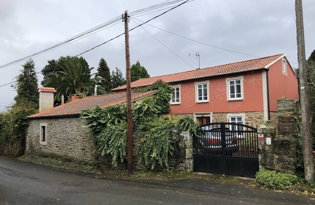 Casa do Bosque Rias Altas with large farm and garden 3km from the beach