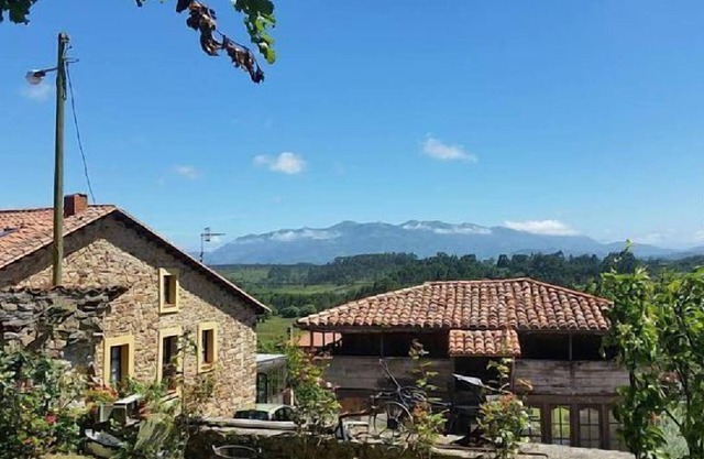 Casa El Piensu for 8 people 300 m from the sea and views of the Sierra.
