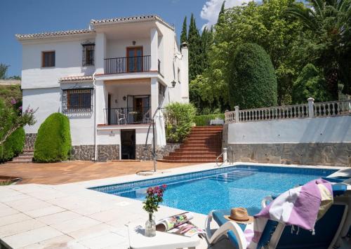 Casa El Pilar con chimenea, jardín y parking privado