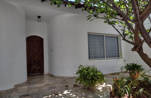 Casa em bairro residencial próxima ao centro e HB