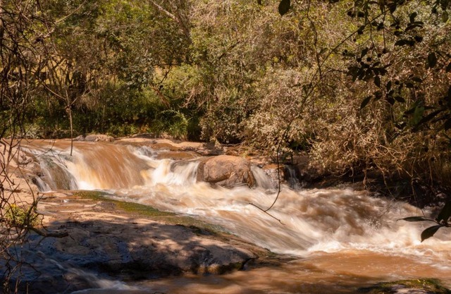 Casa em Bueno Brandão(MG) com Cachoeira Particular