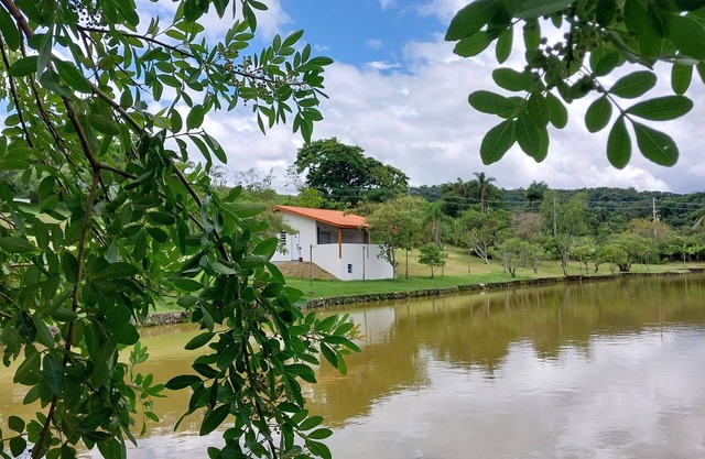 Casa em Frente a um Lago, Próximo a Rota do Vinho em São Roque - SP