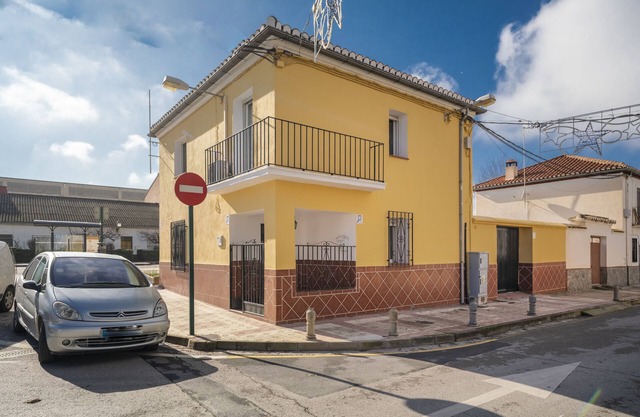 Casa en Granada con Patio Privado y Piscina