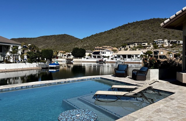 "Casa En'Lago” Cardinals Football, Heated Pool, Pontoon Boat, Fishing, Mini Golf