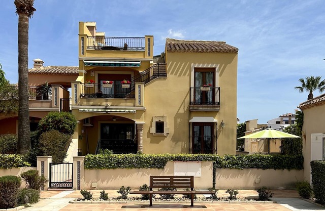 Casa Estrellas, 2 beds, 2 bathrooms, poolside location, private garden, WIFI