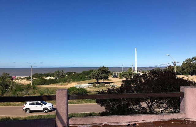 Casa frente a la playa, con chimenea en living