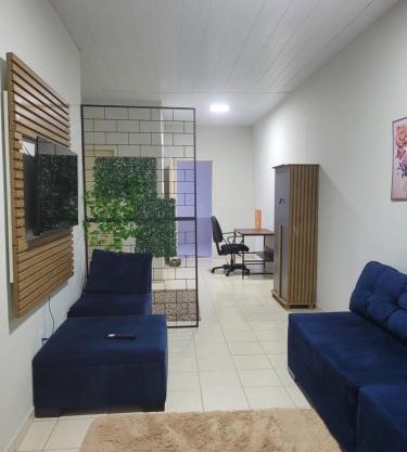 Casa funcional - 02 quartos, 02 camas de casal, 01 cama de solteiro, cozinha gourmet e garagem para carro pequeno